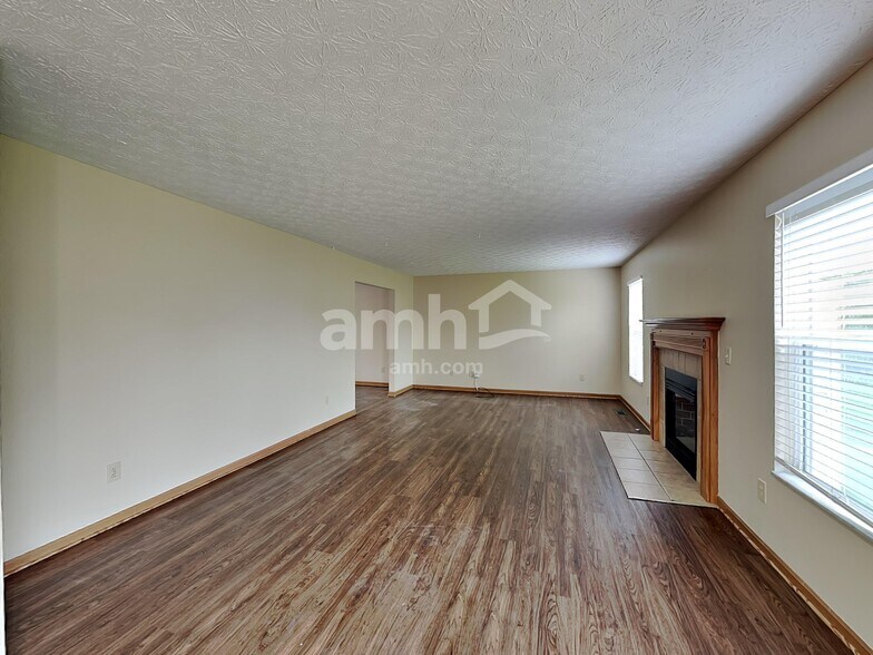 Building Photo - 452 Crestmoore Dr