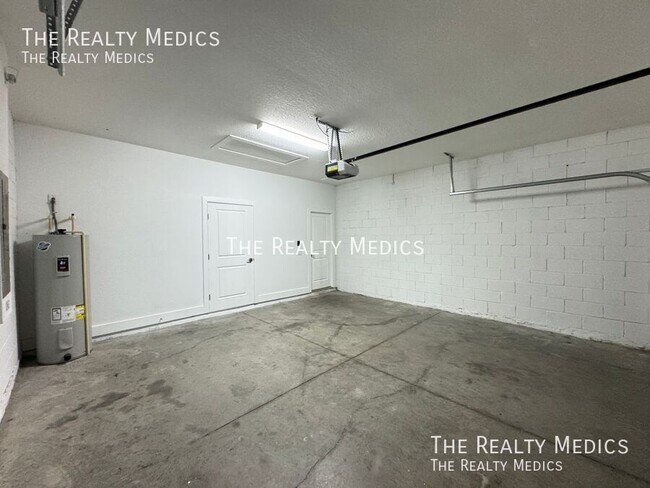 Building Photo - 205 Hibiscus Ln