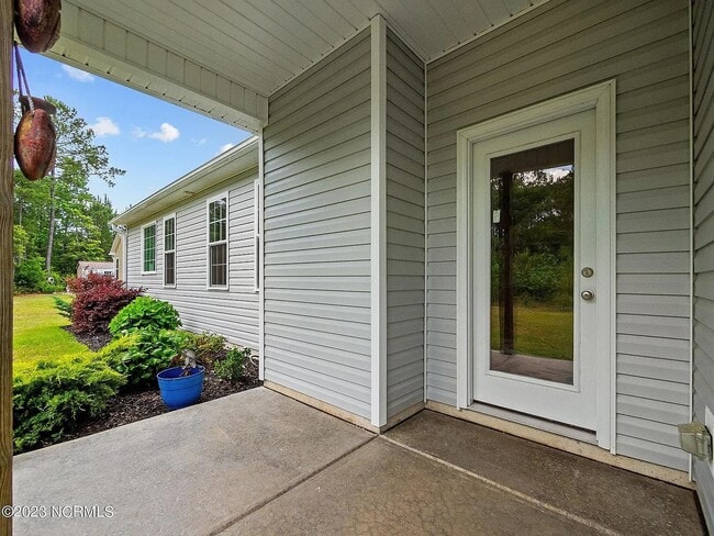 Building Photo - 102 Captains Pointe
