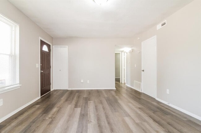 Building Photo - 613 Ramblin Oaks Dr