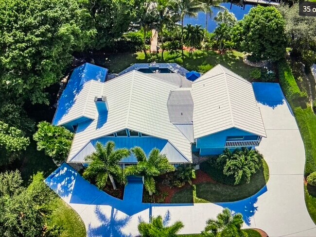 Building Photo - 4150 SE Whiticar Way