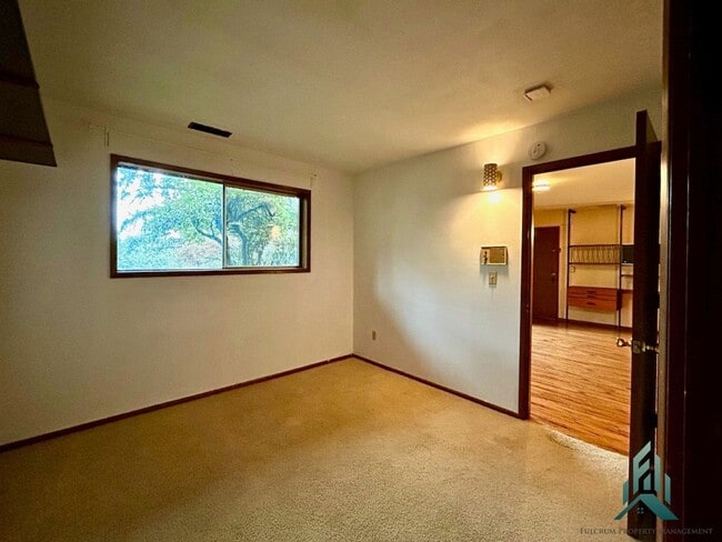 Building Photo - Mid-century Modern Single-family Home for Rent