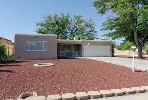 Building Photo - 3600 Calle del Sol NE