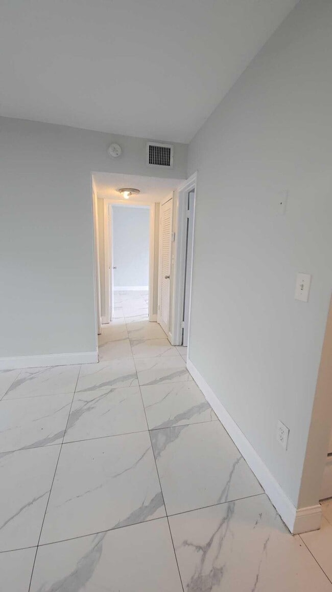 Building Photo - 621 NW 5th Ave