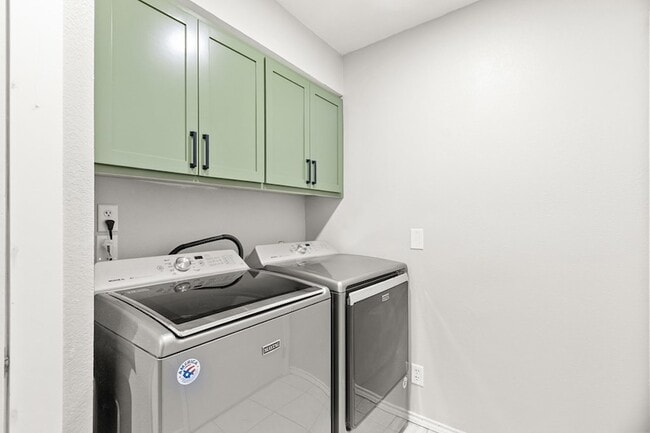 Building Photo - 3701 Oakmont Dr