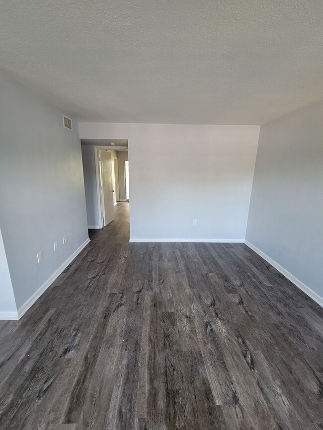 Building Photo - 1 BEDROOM 1.5 BATH CONDO IN VIBRANT 55+ CO...