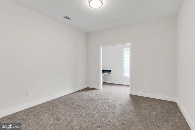 Building Photo - 5400 Auth Rd