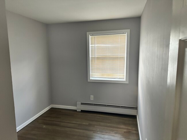 Building Photo - 484 Meriden Ave