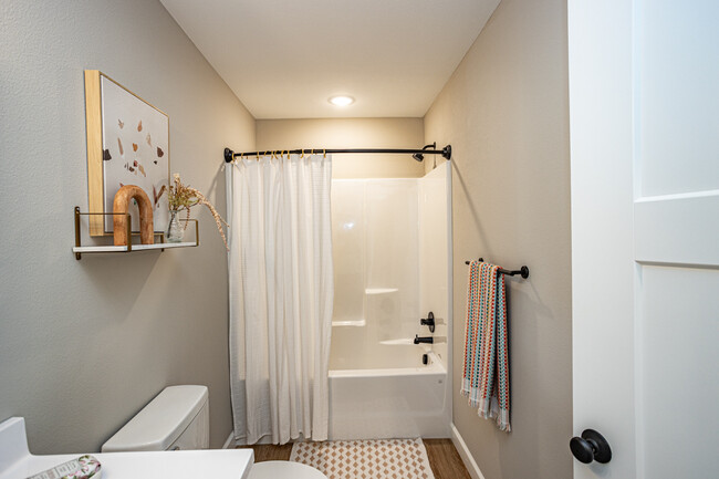 Second full bathroom featuring shower/tub combo and luxury vanity - 110 Sierra Cir