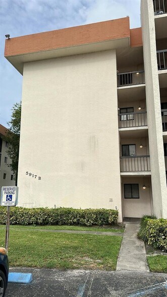 Building Photo - 5917 Via Vermilya