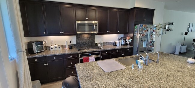 Kitchen Counter (with under cabinet lighting) - 5721 Sterling St