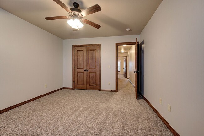 Building Photo - Beautiful & Large 4 Bed 2 Bath Home in Edmond!