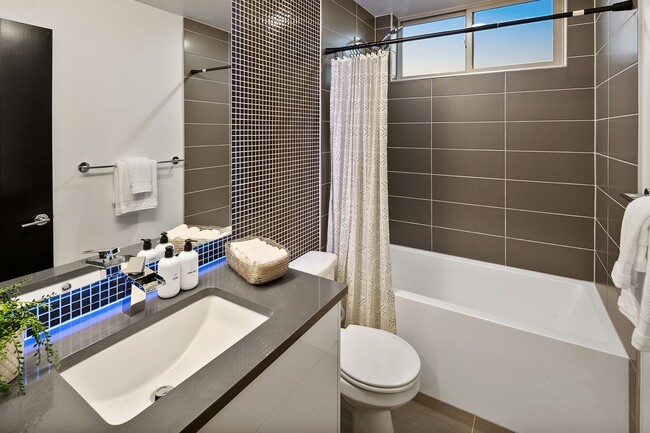 Building Photo - Urban luxury home with Views!