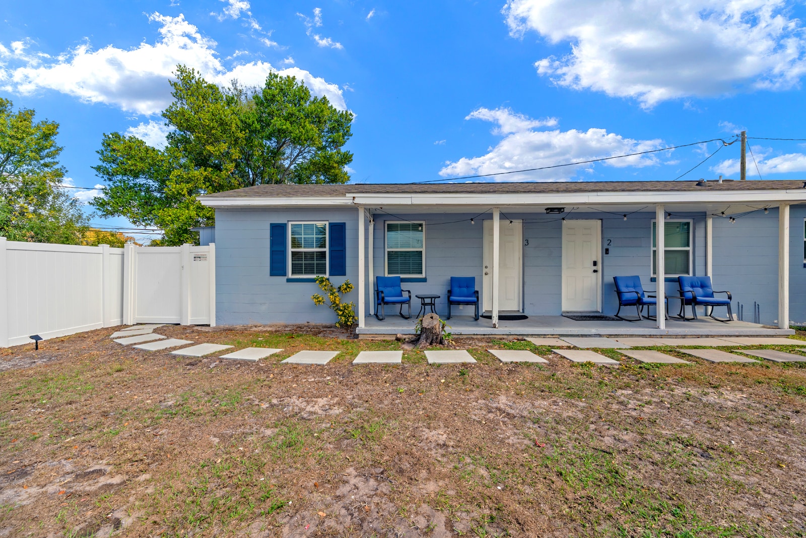 Front porch with porch chairs/table included to enjoy the fenced in backyard - 401 S Mars Ave