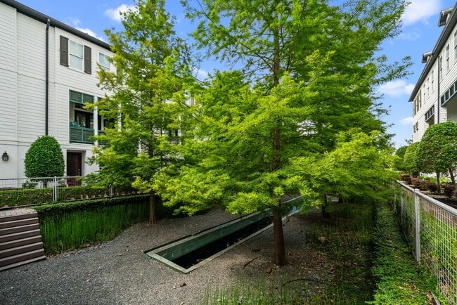 Building Photo - 816 Ennis St