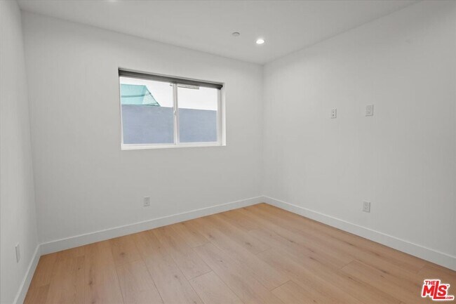 Building Photo - 847 N June St