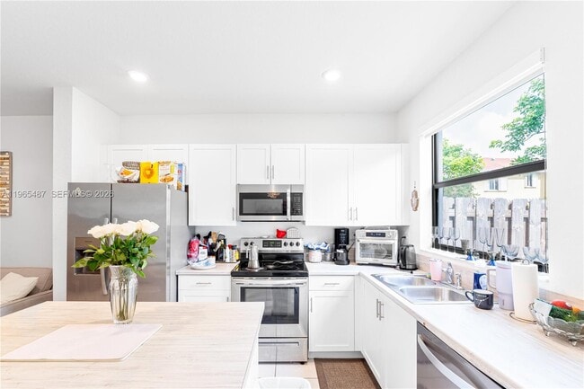 Building Photo - 817 NE 211th St