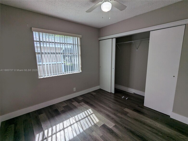 Building Photo - 10224 Twin Lakes Dr