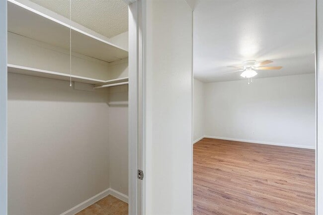 Building Photo - 5802 Belmoor Dr