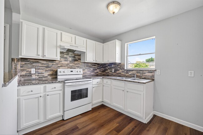 Building Photo - 4118 Sunflower St