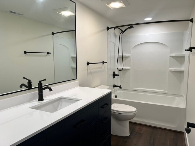 Building Photo - Stunning luxury rental!