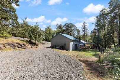 Building Photo - Spacious home with outbuilding