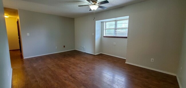 Building Photo - 3 Bedroom 1.5 Bath with Garage