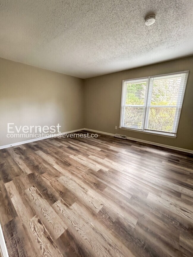 Building Photo - 3 Bed, 1.5 Bath Home with Fenced Yard / Pet-Friendly / Available Now!