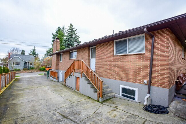 Building Photo - Beautiful 4 bedroom plus office home in Ballard