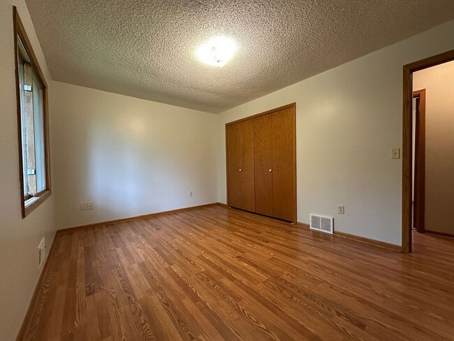 Building Photo - Huge Yard! 2 bd 1 ba 1 car garage plus par...
