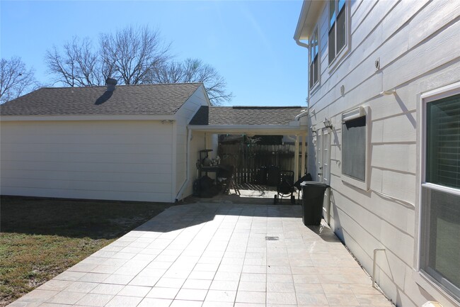 Building Photo - 458 Woodrail Dr