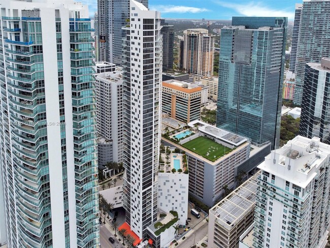 Building Photo - 1300 Brickell Bay Dr