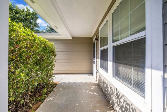 Building Photo - PRICE DROP!!! 3 BEDROOM 2.5 BATH SOUTH FULTON HOME!!