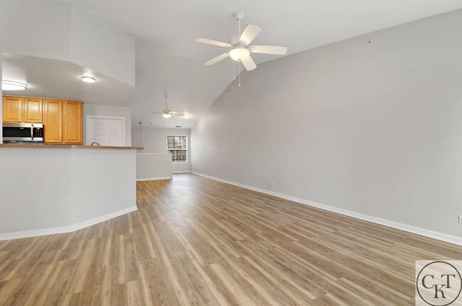 Building Photo - 2139 Vanderbilt Dr