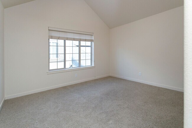 Building Photo - 2BD 2.5BA + Bonus Room/Den/Office Townhouse w/Garage + AC + Washer/Dryer Included