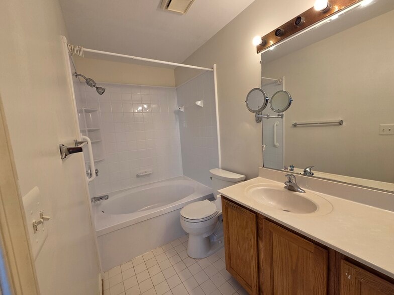 Building Photo - 2470 Clover Field Cir