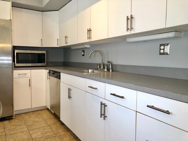 Building Photo - Charming 2 Bedroom/2 Bathroom Townhome in Federal Hill W/ Parking