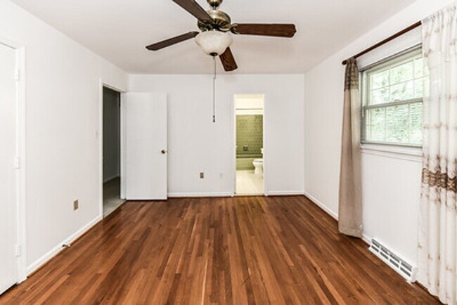 Building Photo - Spacious 4 Bed 2/2 Bath Home with Park-Lik...