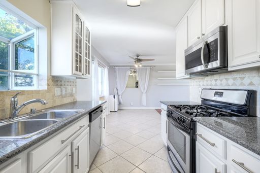 Building Photo - San Diego City Heights Upstairs Condo Two Weeks FREE in Beautiful Gated Complex- Available Now