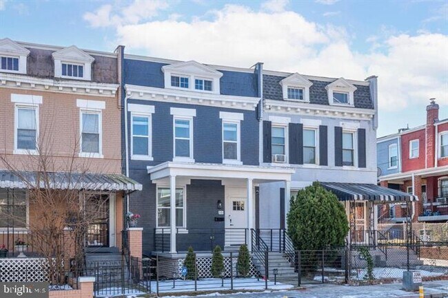 Building Photo - 444 Kenyon St NW