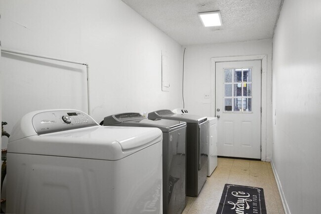 Building Photo - Charming 1 bedroom 1 Bathroom across from Daffin Park
