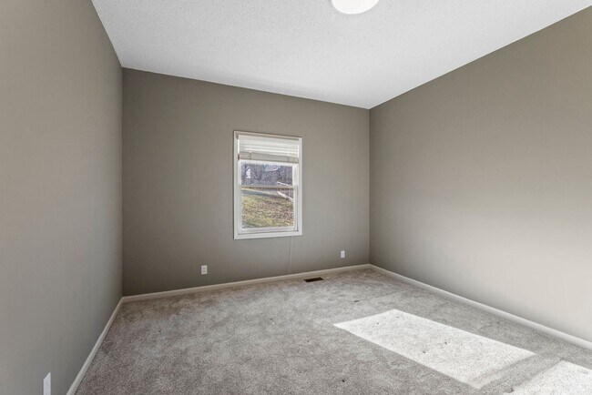 Building Photo - Four Bedroom Home Available in Overland Park