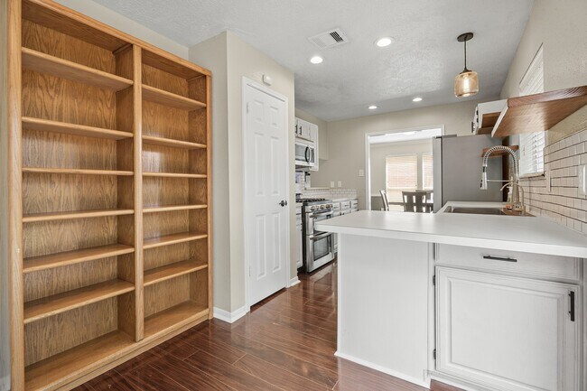 Building Photo - 14310 Sun Harbor Dr