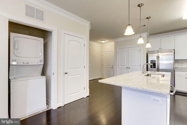 Building Photo - 13740 Endeavour Dr