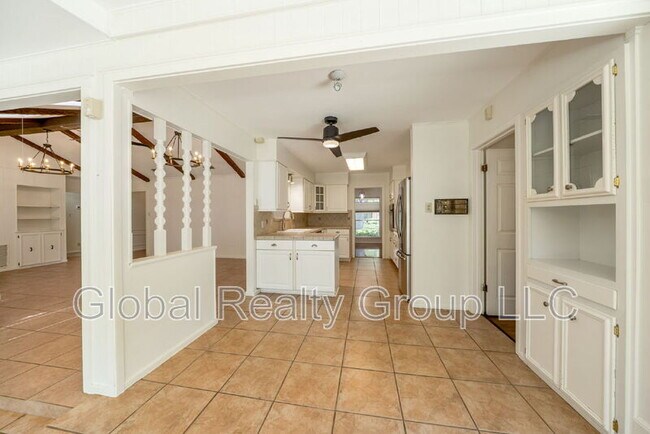 Building Photo - 425 Crestwood Dr
