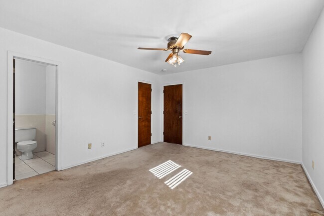 Building Photo - Beautiful Home in Springdale with Sunroom!