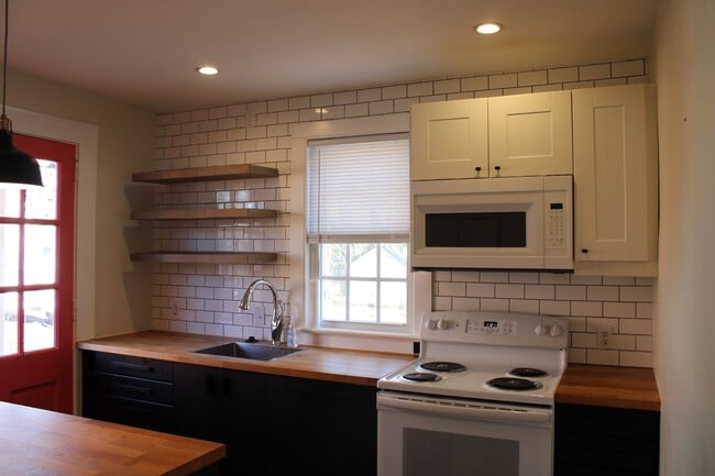 Building Photo - 1804 Anderson St NW