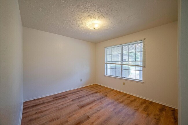 Building Photo - 10906 Maple Rock Dr