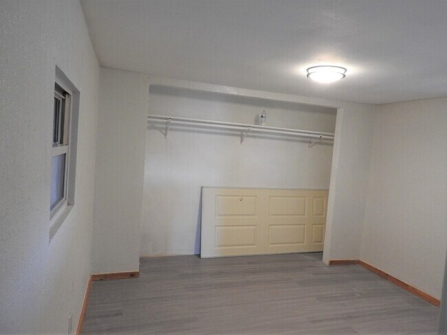 Building Photo - 2220 W Bell Vista Ave