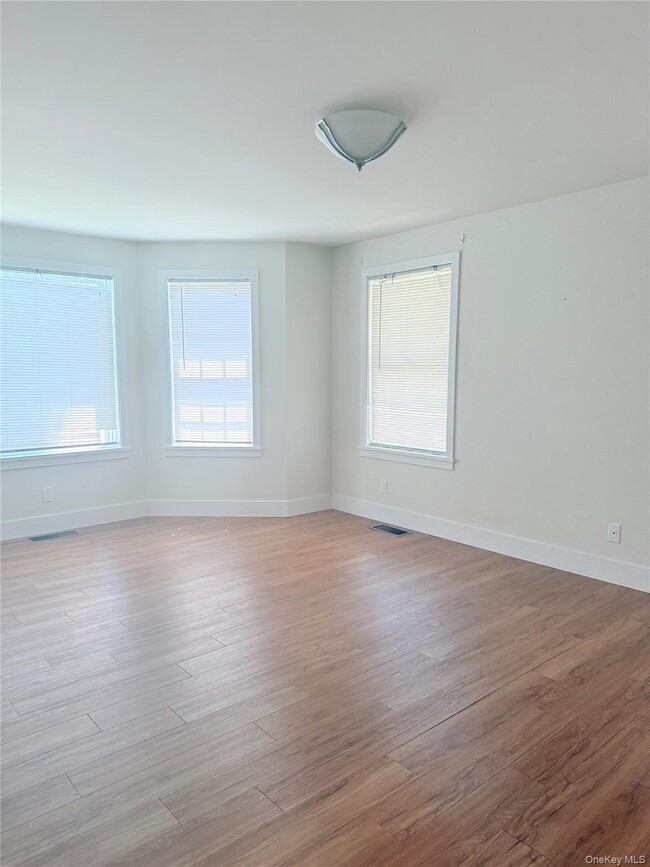 Building Photo - 61 A Chichester Ave